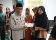 Pemko Padang Salurkan Santunan untuk 112 Anak Yatim dan Piatu di Balai Kota