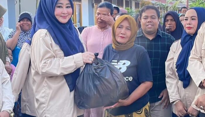 Lisda Hendrajoni Sambangi Korban Banjir di Huntara Lubuk Buaya, Bawa Sembako dan Semangat Ramadan