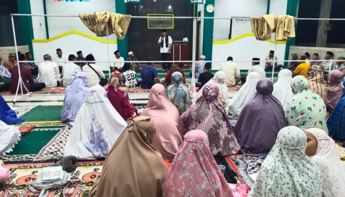 Bupati Pasaman Shalat Tarawih di Mushalla Ar Rahman, Ajak Warga Kelola Sampah dengan Baik