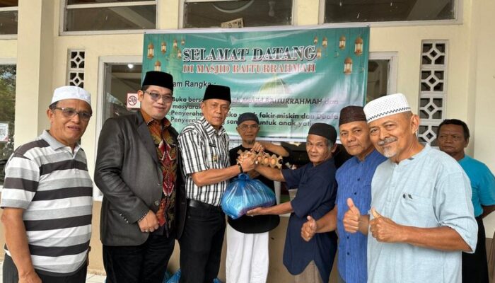 Wawako Payakumbuh Serahkan 70 Paket Sembako untuk Fakir Miskin dan Duafa