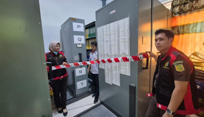 Usut Dugaan Korupsi Dana Nagari, Penyidik Kejari Pesisir Selatan Geledah Kantor Inspektorat