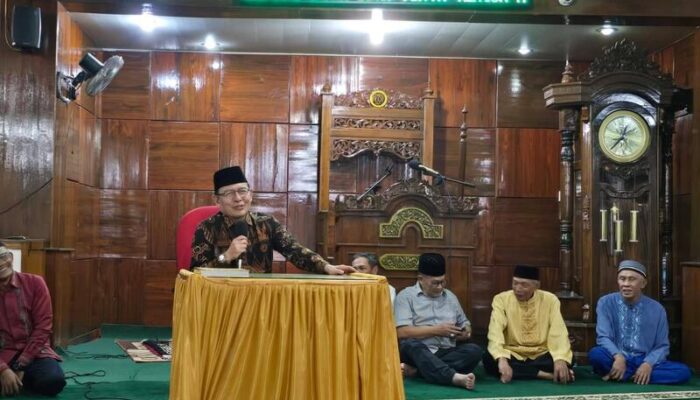 Tarawih Bersama Warga, Wako Zulmaeta Serahkan Bantuan untuk Masjid Muslimin Balai Cacang